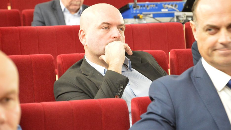 Radny Podeszwik (w środku) wstrzymał się od głosu