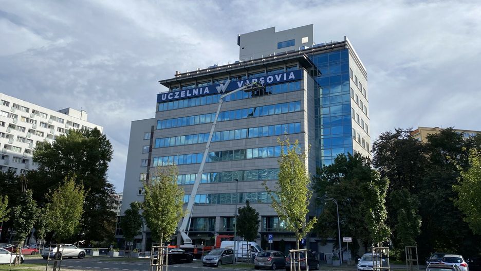 Zmiana logo na budynku d. Collegium Humanum
Fot. Dawid Wolski/East News, 27.09.2024. Warszawa. Wymiana logo na budynku dawnej uczelni Collegium Humanum w Alejach Jerozolimskich. Obecna nazwa szkoly to Uczelnia Biznesu i Nauk Stosowanych "Varsovia".
Dawid Wolski