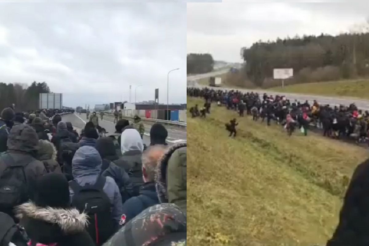 Tłum migrantów idzie w stronę granicy