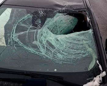 Kierowca cudem uszedł z życiem. Bryła lodu spadła z tira