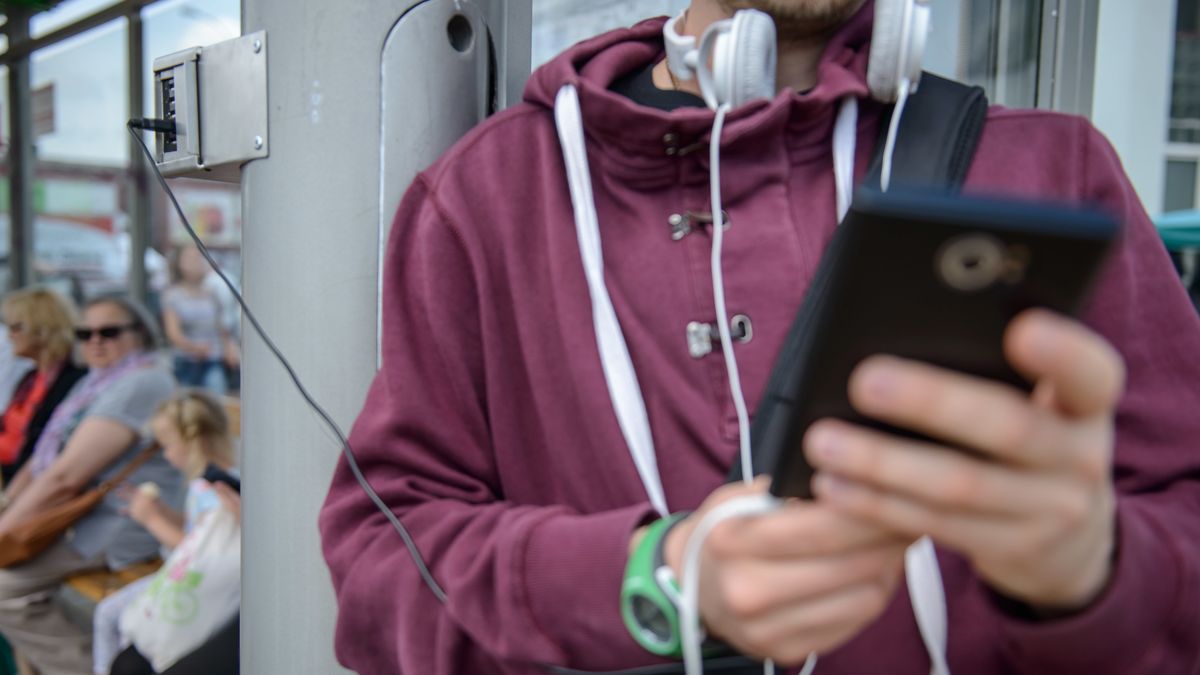 �adowarki do telefon�w na przystankach
Lublin, 07.07.2017. Nowe �adowarki do telefon�w kom�rkowych na przystankach w Lublinie, 7 bm. Pasa�erowie czekaj�cy na autobus mog� bezp�atnie na�adowa� telefon lub inne urz�dzenie mobilne przy pomocy kabla USB. W przysz�ym roku gniazda USB do �adowania telefon�w zainstalowane b�d� te� w 65 nowych pojazdach miejskiej komunikacji w Lublinie. (wp/nlat) PAP/Wojciech Pacewicz
Wojciech Pacewicz
kom�rka, kom�rkowy, komunikacja miejska, �adowarka, na przystankach autobusowych, przystanek, telefon, telefonu