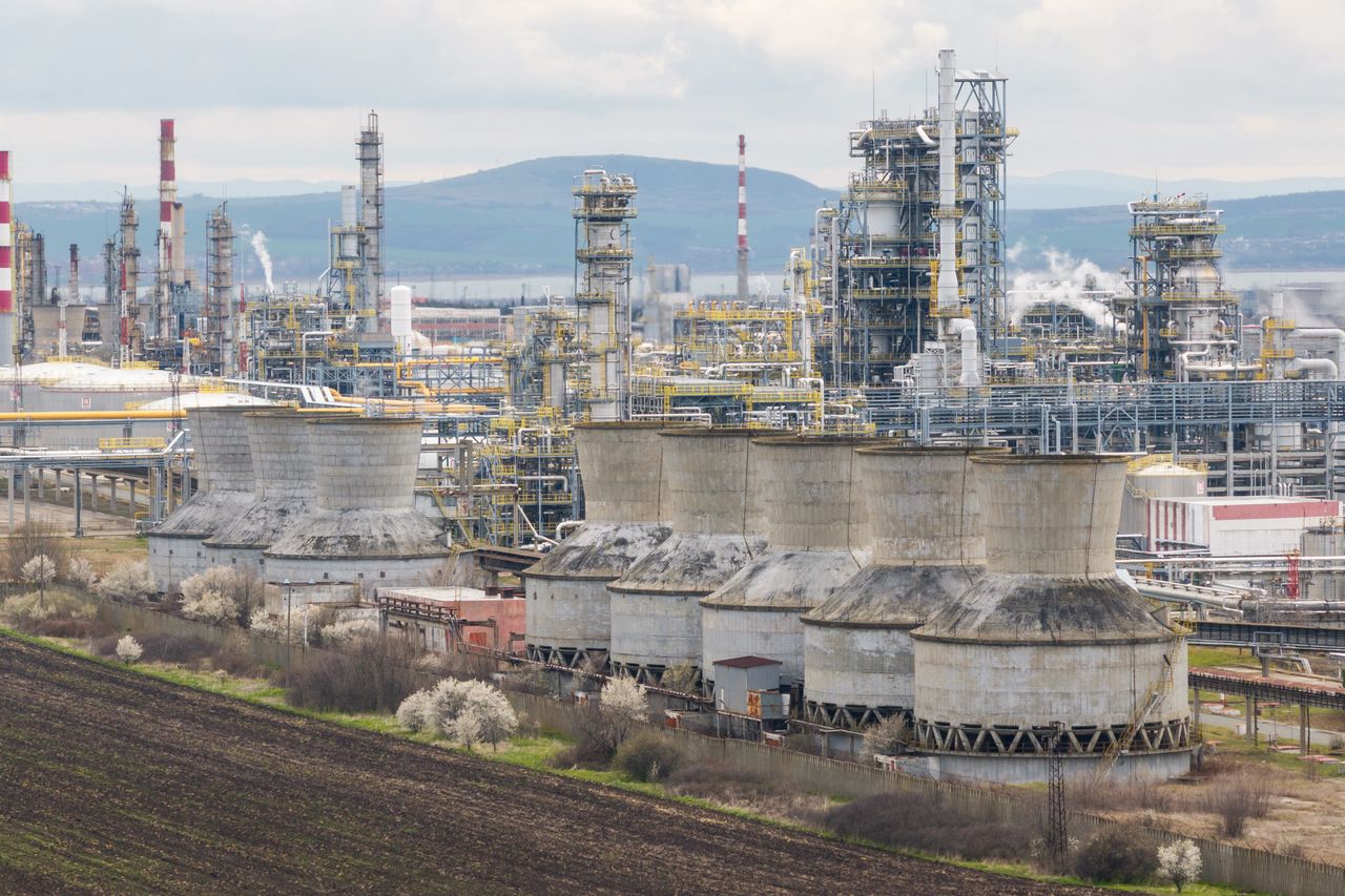 Hungarian firm MOL bids for Bulgarian refinery giant Lukoil