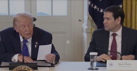 Wpadka Trumpa. Treść kartki nie miała być odczytana. I tak to zrobił