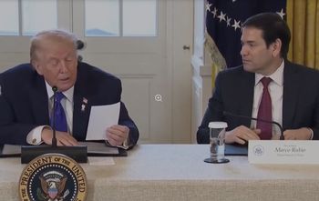 Wpadka Trumpa. Treść kartki nie miała być odczytana. I tak to zrobił