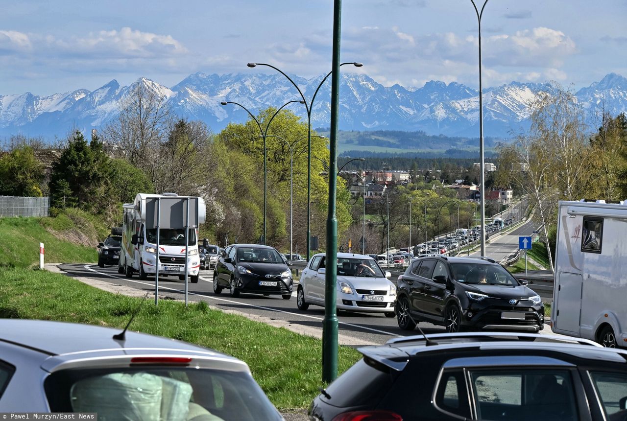 Zakopianka stoi w miejscu. Turyści ruszyli na długi weekend w Tatry