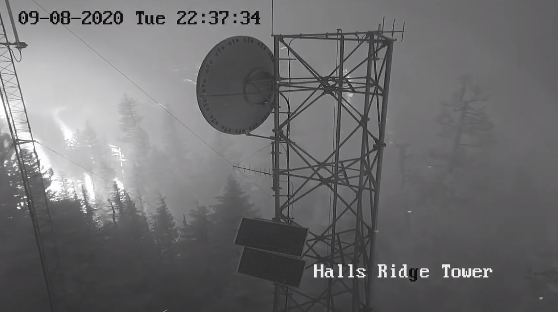 Pożary w stanie Oregon. Kamera uchwyciła moment powalenia ogromnej wieży radiowej