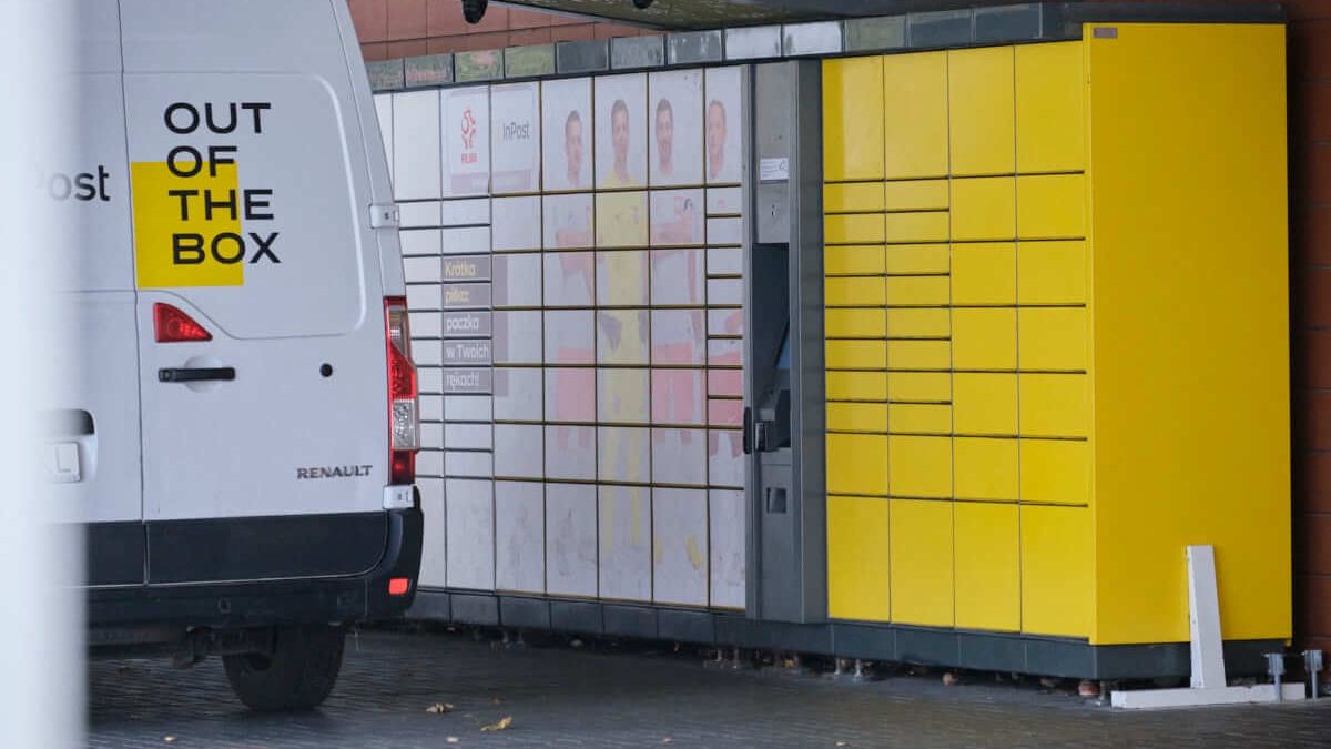 Kurier załadowujący Paczkomat InPost przesyłkami i paczkami