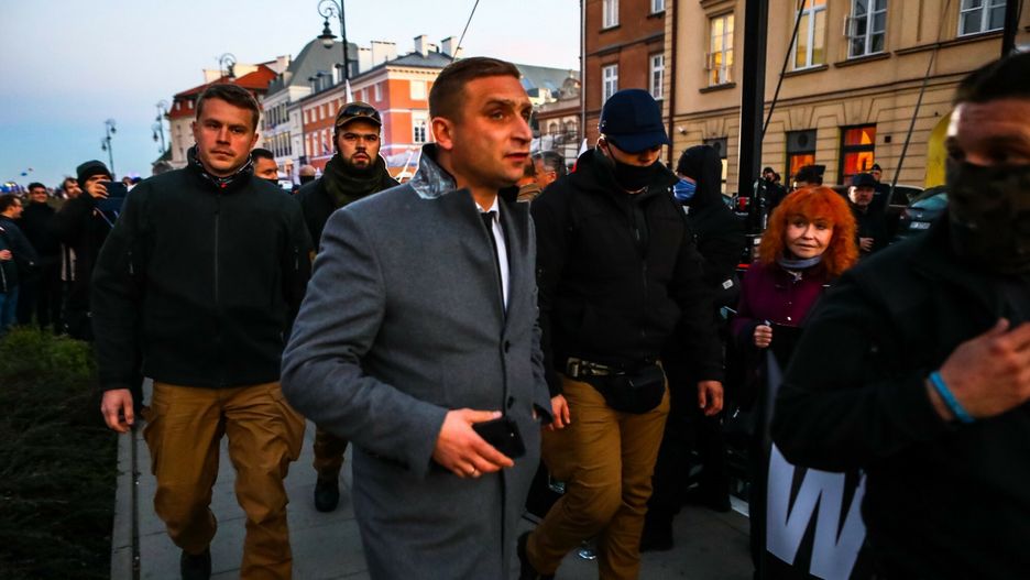 Zdaniem Roberta Bąkiewicza, Robert Bąkiewicz stwierdził, weterani powstania warszawskiego często są wykorzystywani w politycznych grach liderów partii.