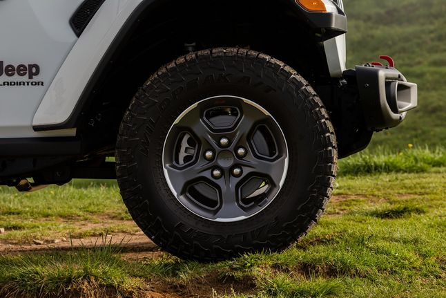 17-calowa felga wygląda na niewielką w takim aucie jak Jeep Gladiator