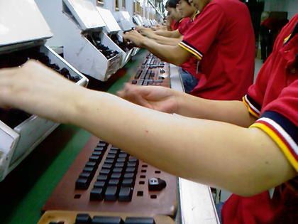 Jak traktowani są pracownicy chińskiej fabryki klawiatur?