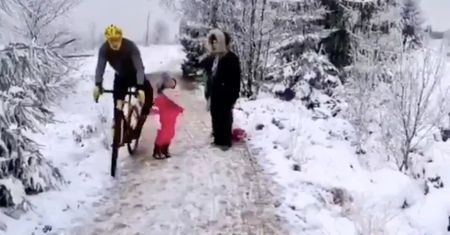 Skandaliczne zachowanie rowerzysty. Kopnął 5-latkę! [WIDEO]