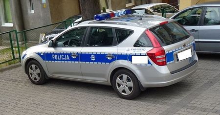Wandal zniszczył karoserię samochodu