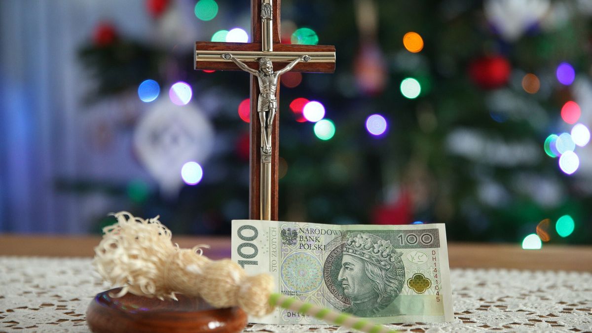 Stock Damian Klamka
Fot. Damian Klamka/East
Stol przygotowany na tzw. kolede.  N/Z zestaw koledowy: krzyzyk, kropidlo, woda swiecona, w tle swiecaca choinka
Damian Klamka