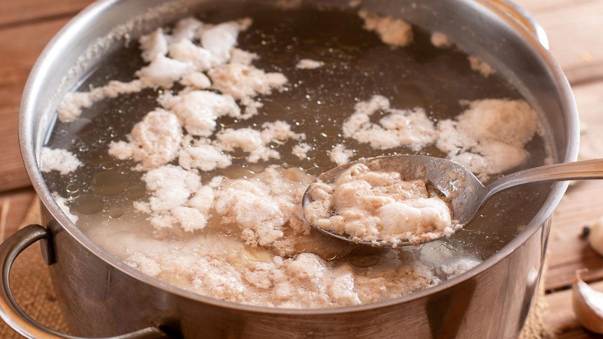 Pozbądź się szumowin z rosołu w prosty sposób. Ten babciny trik nie ma sobie równych