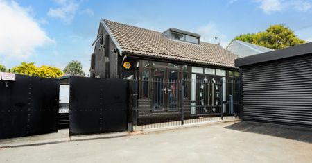 Brytyjski "najczarniejszy dom w historii" jest na sprzedaż. Kosztuje mniej, niż myślisz