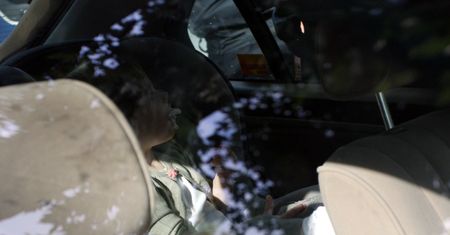 Ojciec zostawił dziecko w samochodzie. Kiedy wrócił, już nie żyło