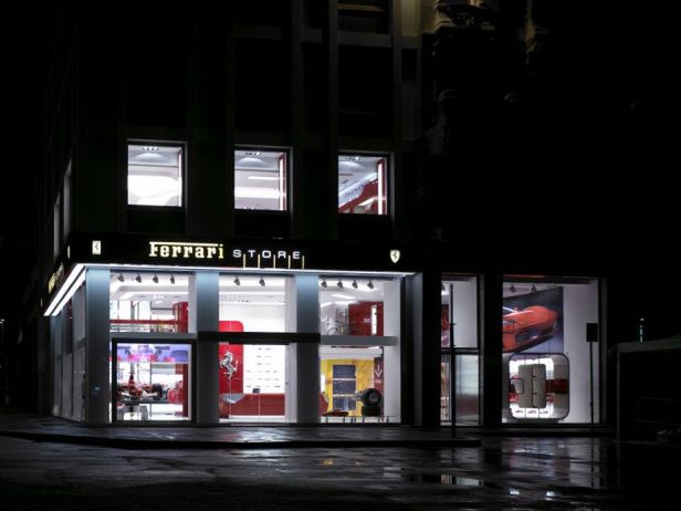 Sklep Ferrari - architektura 3 P - prędkości, pędu, płynności 7