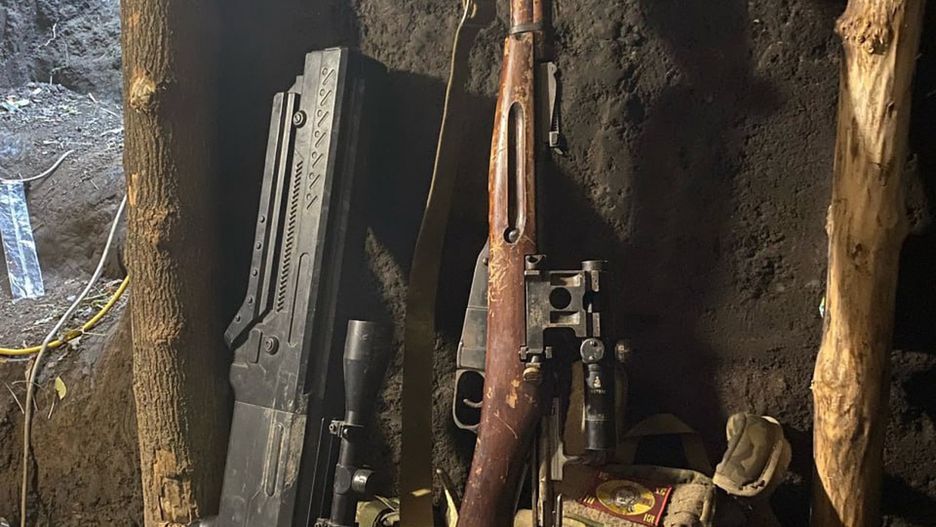 Chiński system antydronowy i karabin Mosin M1891/30 z celownikiem optycznym PU w rosyjskim okopie.  
