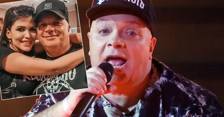 Krzysztof Skiba stanął w obronie dużo młodszej partnerki. "Karolina ma za duży tyłek, niezgrabne nogi, za duże dziąsła i wycięte żebro"
