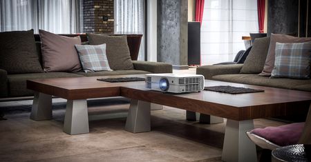 Dziś projektory 4K mają rozsądną cenę i świecą długo i jasno. Przykład: Optoma UHD380X
