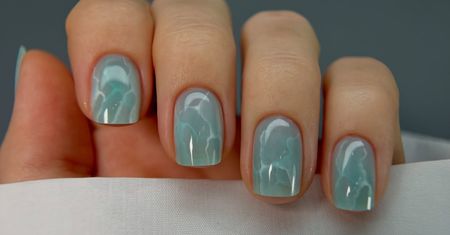 Sea glass nails zyskują na popularności. Idealne na koniec lata
