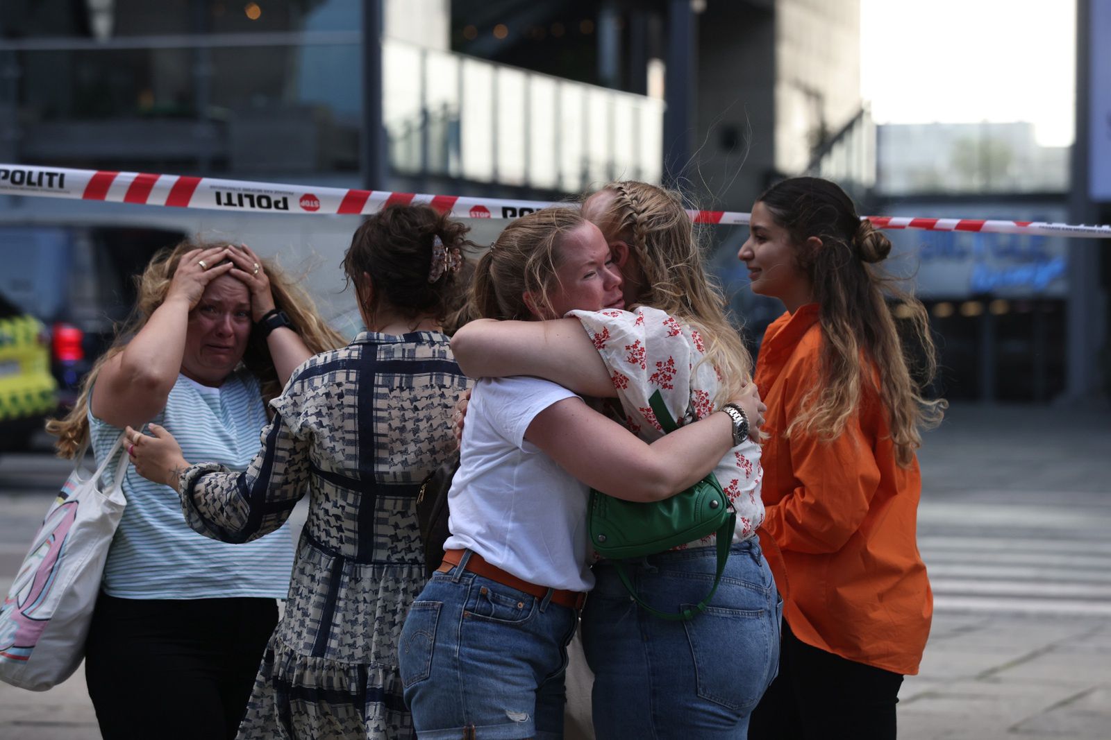 Incident in Danish Shopping Center
epa10050235 People react outside the Fields shopping center during evacuation by armed police, in Oerstad, Copenhagen, Denmark, 03 July 2022. Several people have been shot in Fields shopping center in Copenhagen and one person has been arrested.  EPA/Olafur Steinar Gestsson  DENMARK OUT 
Dostawca: PAP/EPA.
Olafur Steinar Gestsson