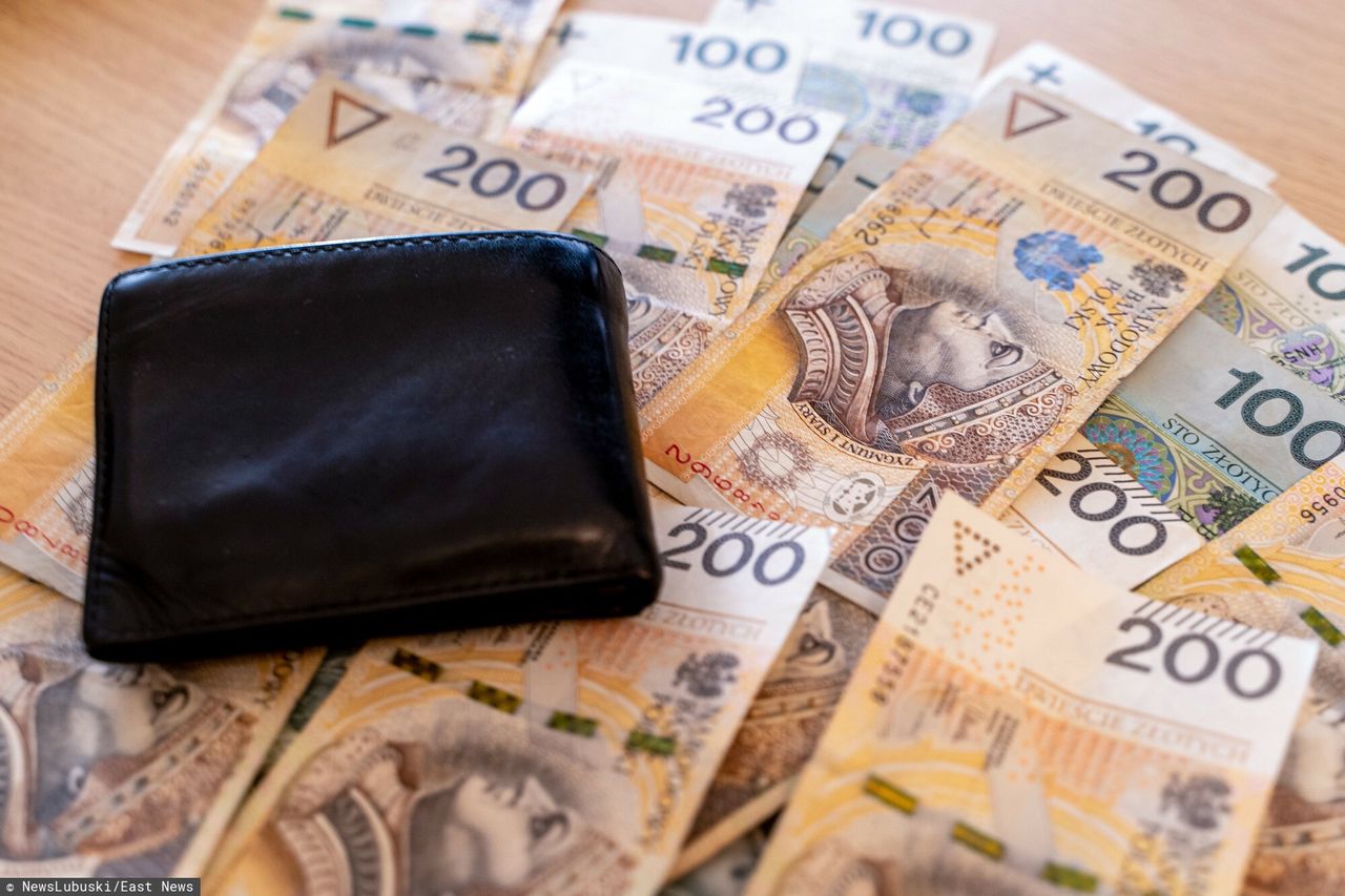 Całe pokolenie Polaków tonie w długach. "Kwota przyprawia o ból głowy"