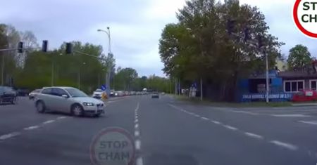 Kobieta wymusiła na skrzyżowaniu. Dostała 2000 zł mandatu