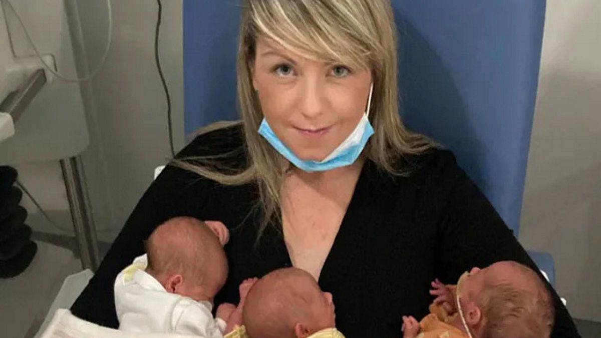 Kobieta i trojaczki, które przyszły na świat z drugiej ciąży