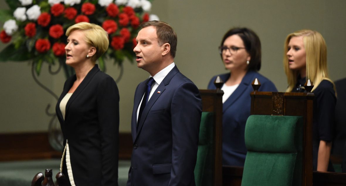 Prezydent Andrzej Duda z żoną, Agatą Kornhauser-Dudą (z lewej) oraz posłanką PiS Małgorzatą Sadurską i córką, Kinga Dudą. Zaprzysiężenie przed Zgromadzeniem Narodowym. 6 sierpnia 2015 roku