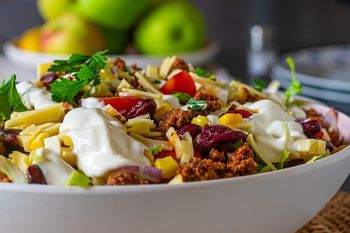 Wszyscy robią z kurczakiem, a ja do sałatki dodaję mięso mielone. Trudno się od niej oderwać