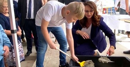 Warszawa. Kamień węgielny na budowie praskiej szkoły