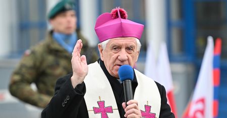 Ogromna emerytura arcybiskupa Dzięgi. Kwota zwala z nóg