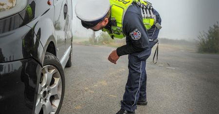 Policjant zerknie na napis na oponie. Licz się z konsekwencjami