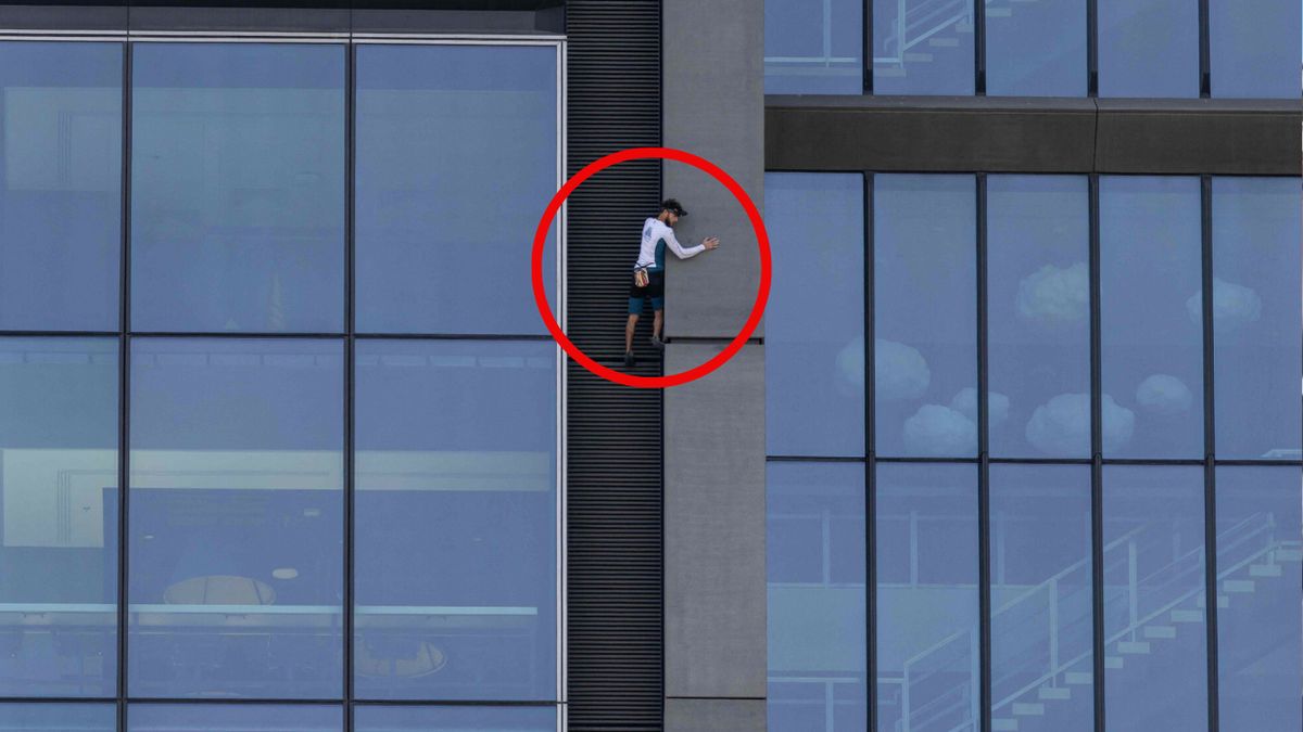 24-latek wspinający się na Varso Tower