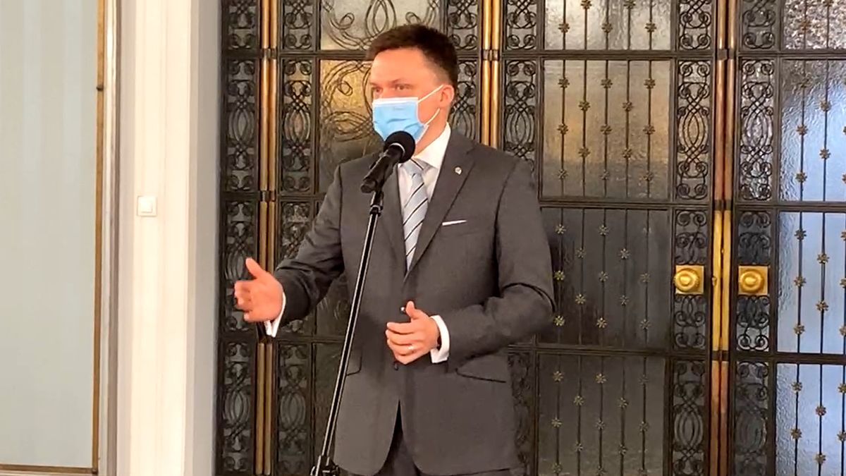 Szymon Hołownia podczas briefingu