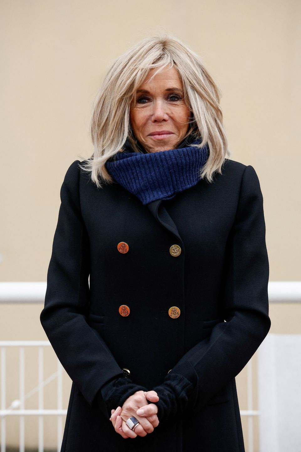 Emmanuel Macron na meczu charytatywnym. Towarzyszyła mu żona