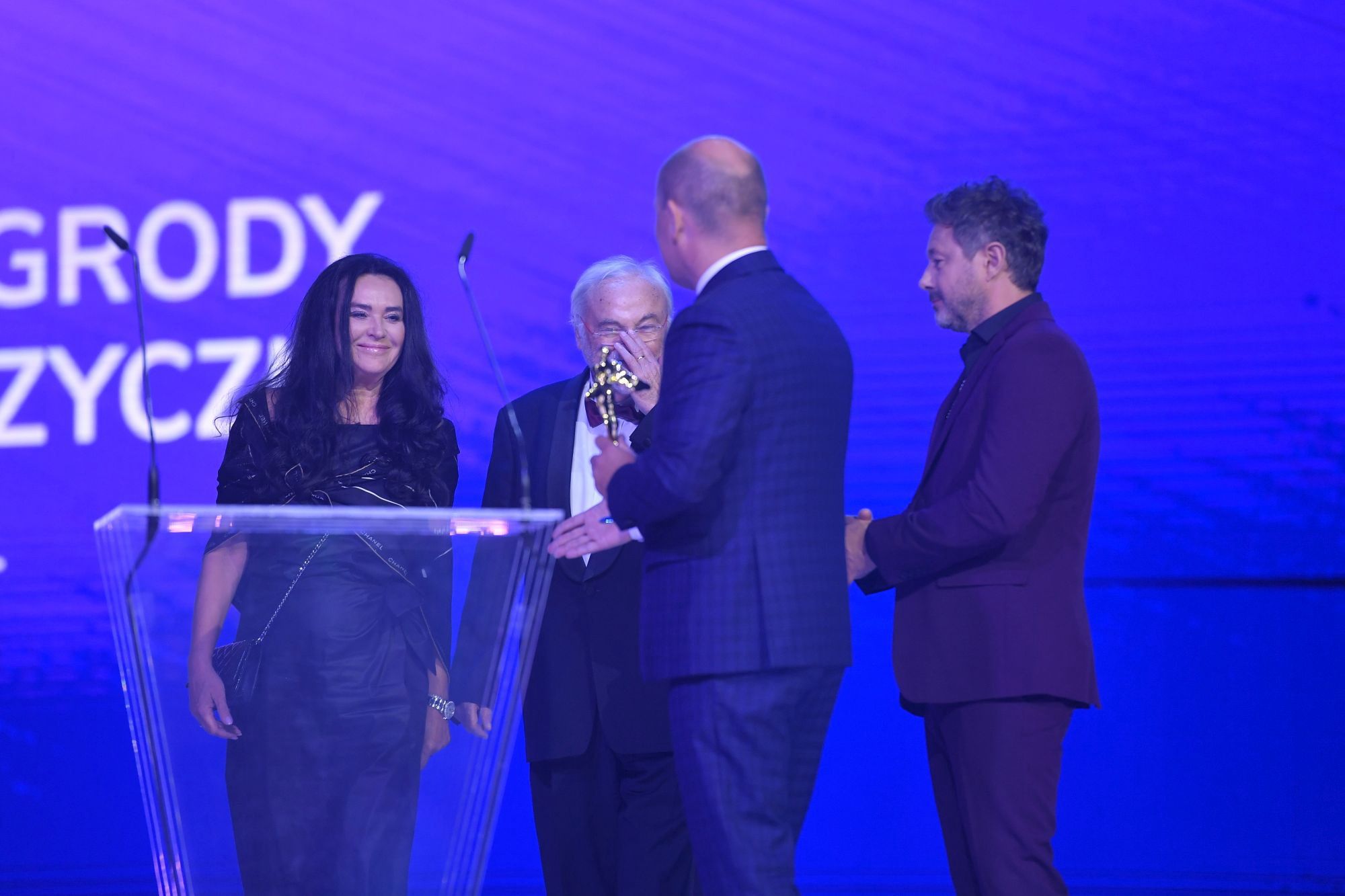 Ewa Krawczyk i Andrzej Kosmala odbierają Złotego Fryderyka dla Krzysztofa Krawczyka