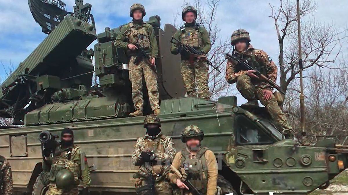 Ukraińscy żołnierze prezentują mobilny system przeciwlotniczy Osa-AKM-P1