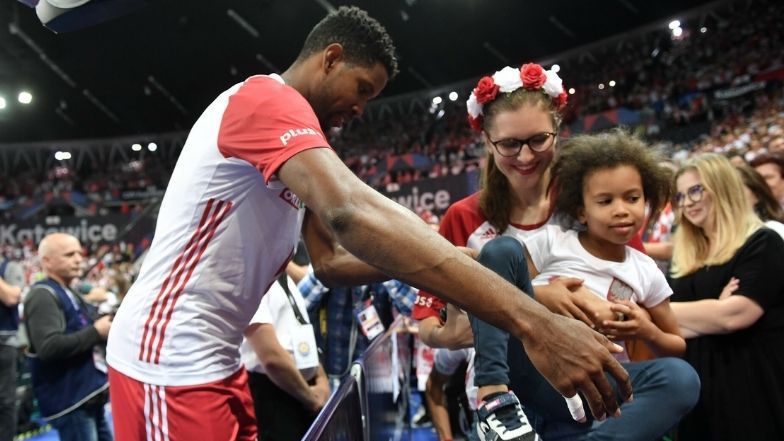 Żony i partnerki gratulują siatkarzom po meczu Polska - Serbia