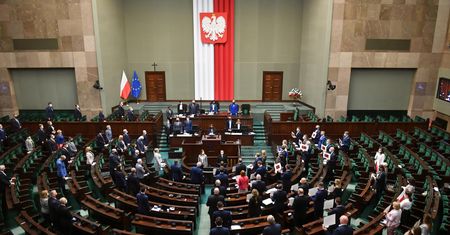 Wyjeździli 12 mln zł za nasze. Tyle zatankowaliśmy posłom