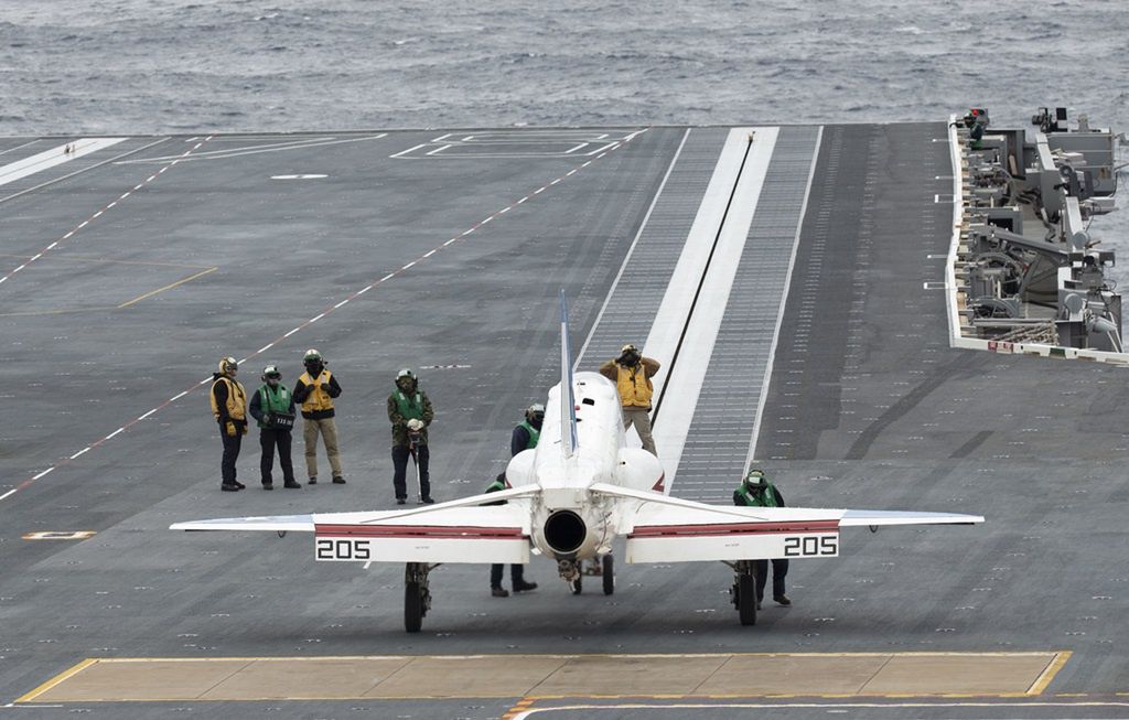 
T-45 z eskadry doświadczalnej VX-23 przygotowuje się do startu z lotniskowca USS Gerald R. Ford (CVN 78).
