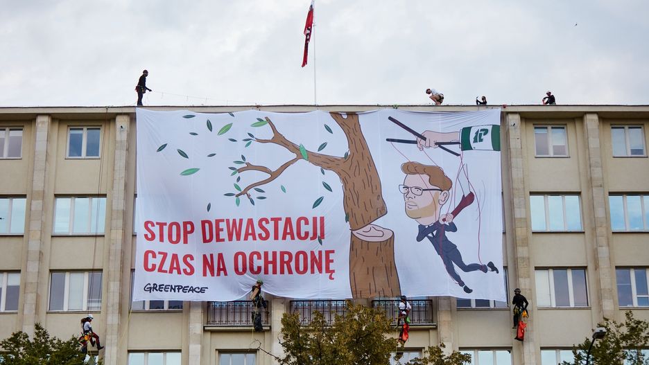 Aktywiści Greenpeace wspięli się na gmach resortu środowiska i powiesili na nim ogromny baner
