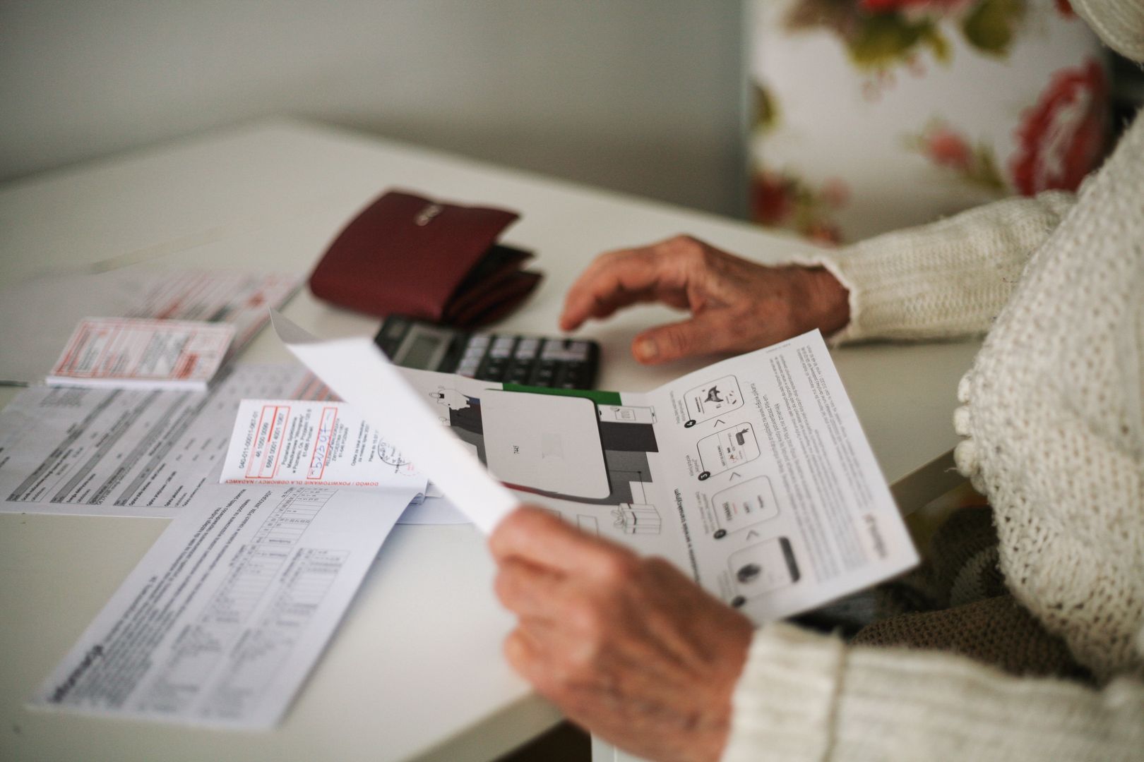 Konysz
kobieta, senior, emerytura, renta, drożyzna, inflacja, 2022, budżet, budżet domowy, rachunek, rachunki, media, liczenie, kalkulator, podliczanie, finanse, wzrost, podatki, depresja, bieda, emeryt, cyfry, gospodarka, podsumowanie, zmiany, bisnes, biura, komputer, finansowy, papier, laptop, lud, waluta, pracy, podatek, buchalter, obliczaniu, biznesman, dolar
