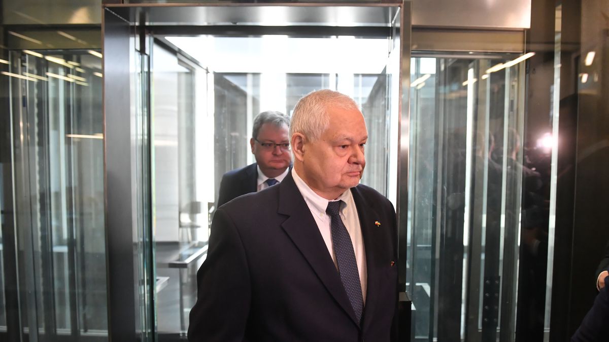 Warszawa, 13.04.2022. Prezes NBP Adam Glapiński (P) w drodze na posiedzenie sejmowej komisji finansów publicznych w Sejmie w Warszawie, 13 bm. Posłowie mają zaopiniować przedstawiony przez prezydenta RP wniosku o powołanie Adama Glapińskiego na kolejną kadencję na stanowisku Prezesa Narodowego Banku Polskiego. (jm) PAP/Radek Pietruszka