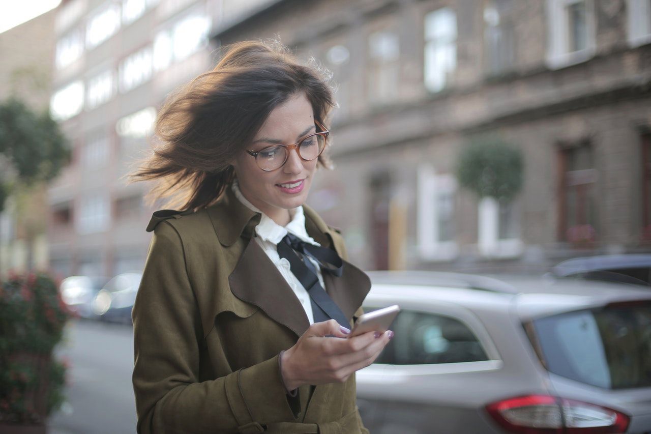 W jaki sposób aplikacje mobilne ułatwiają oszczędzanie?