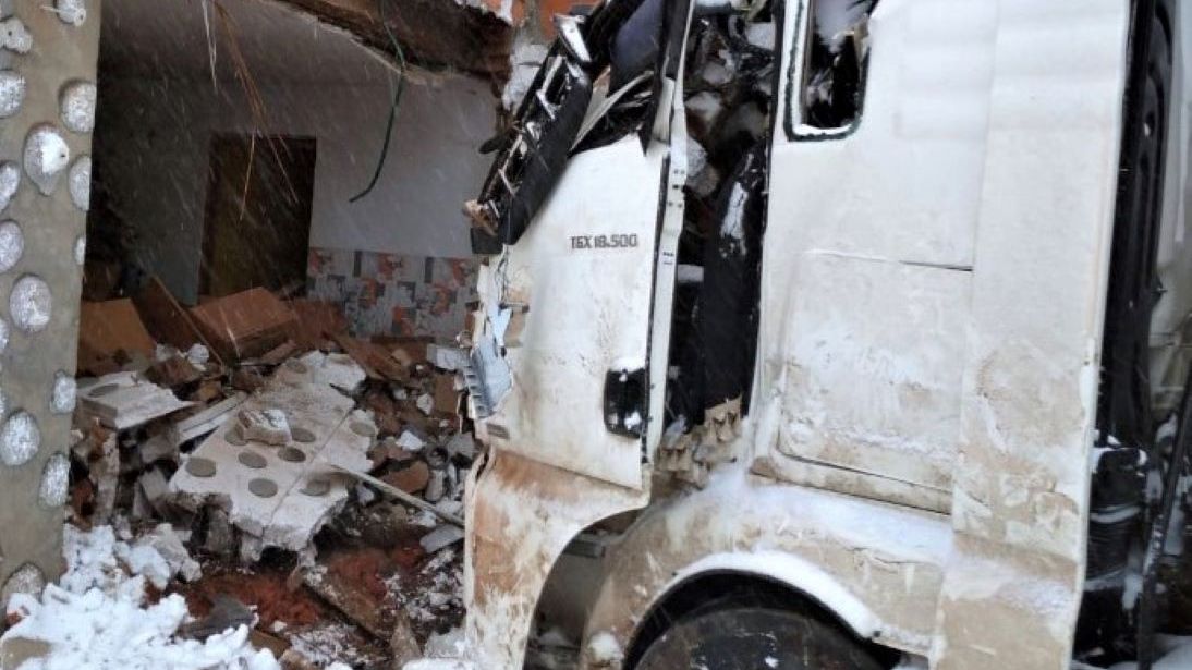 TIR na wylot przebił frontową ścianę budynku 