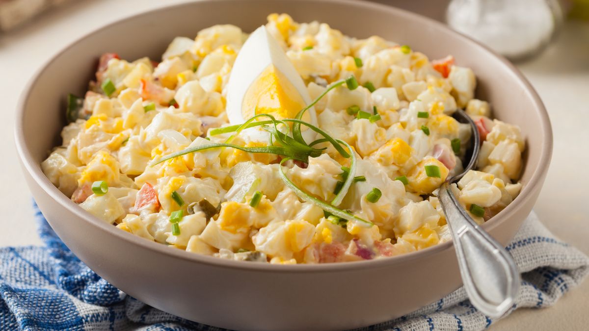 Sałatka jajeczna z kukurydzą i selerem naciowym smakuje bajecznie