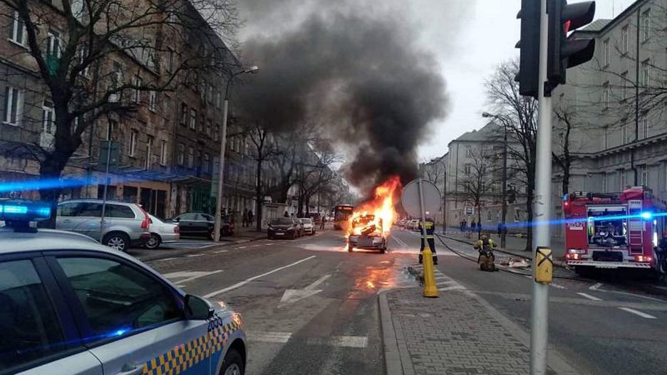 Warszawa. Płonący samochód ugasili strażacy