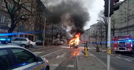 Warszawa. Nie pomogła akcja ratownicza. Samochód spłonął